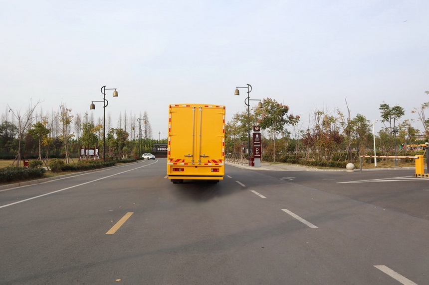 五十鈴應急8噸電源車(chē)圖片3