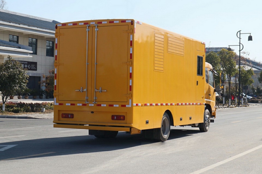 東風(fēng)天錦18噸應急電源車(chē)圖片3