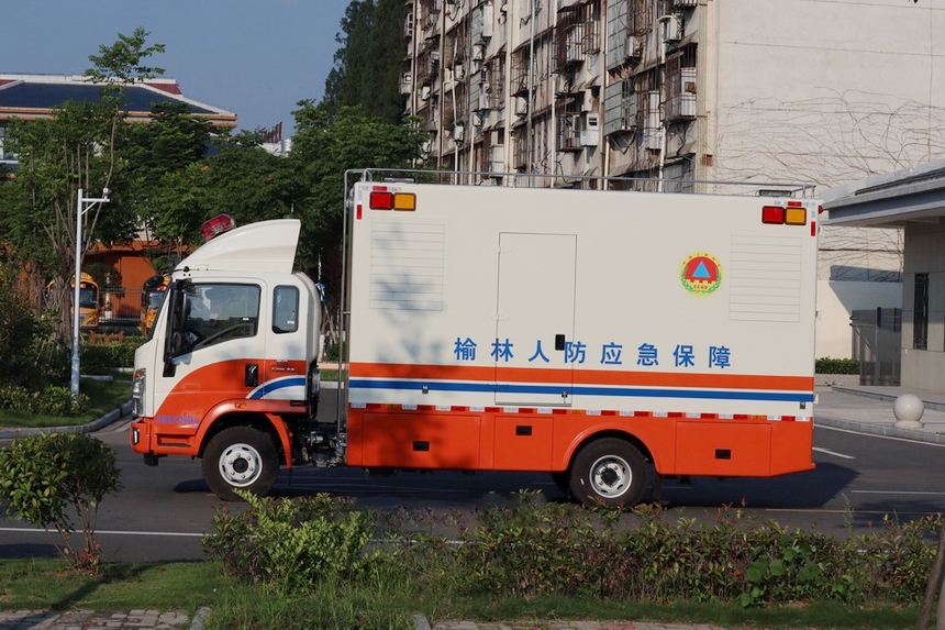 重汽豪沃電源車(chē)圖片2