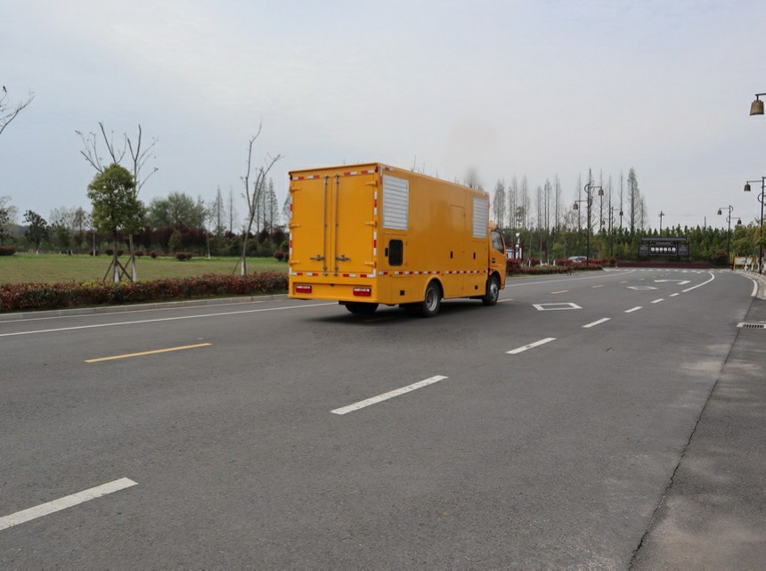 東風(fēng)多利卡D7電源車(chē)圖片3