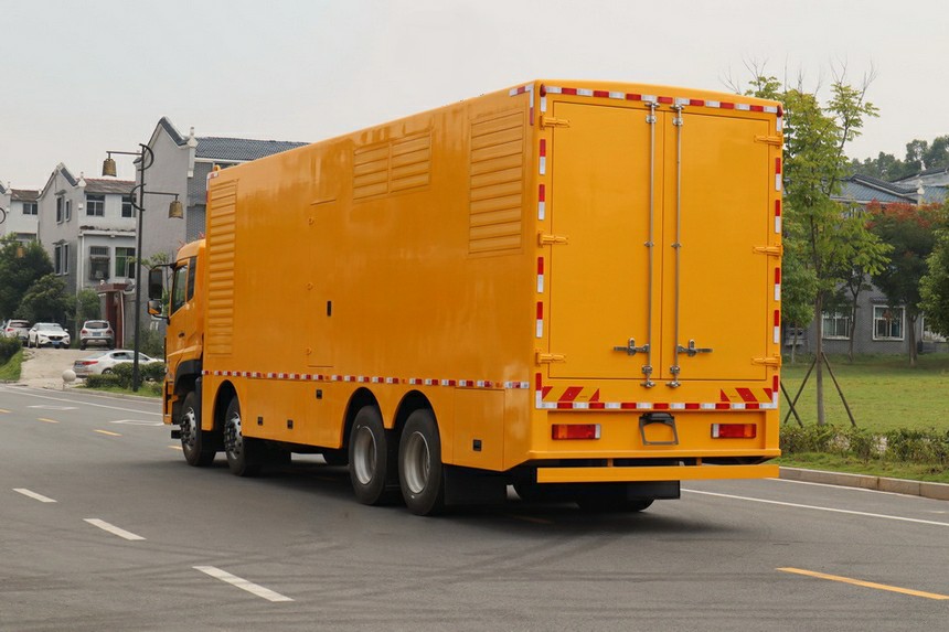 東風(fēng)天龍前四后八電源車(chē)圖片3