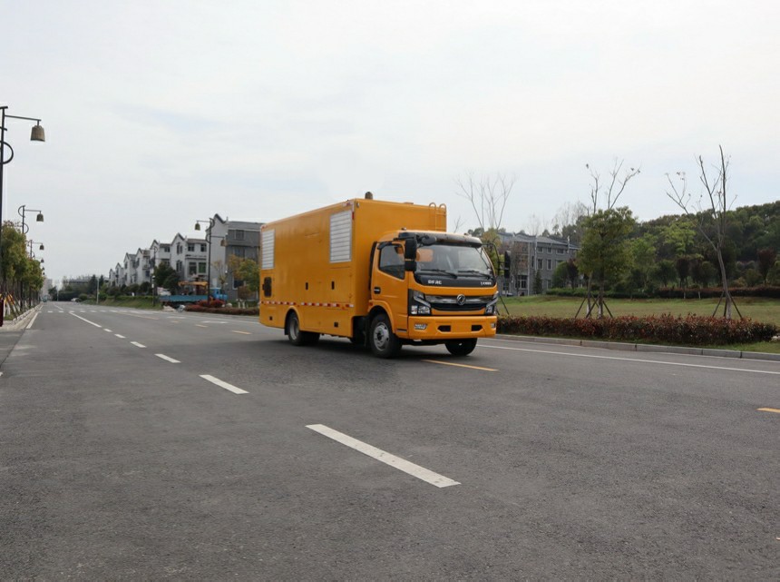 東風(fēng)多利卡D7電源車(chē)