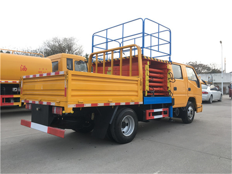 江鈴10米剪叉式升降平臺高空作業(yè)車(chē)圖片4