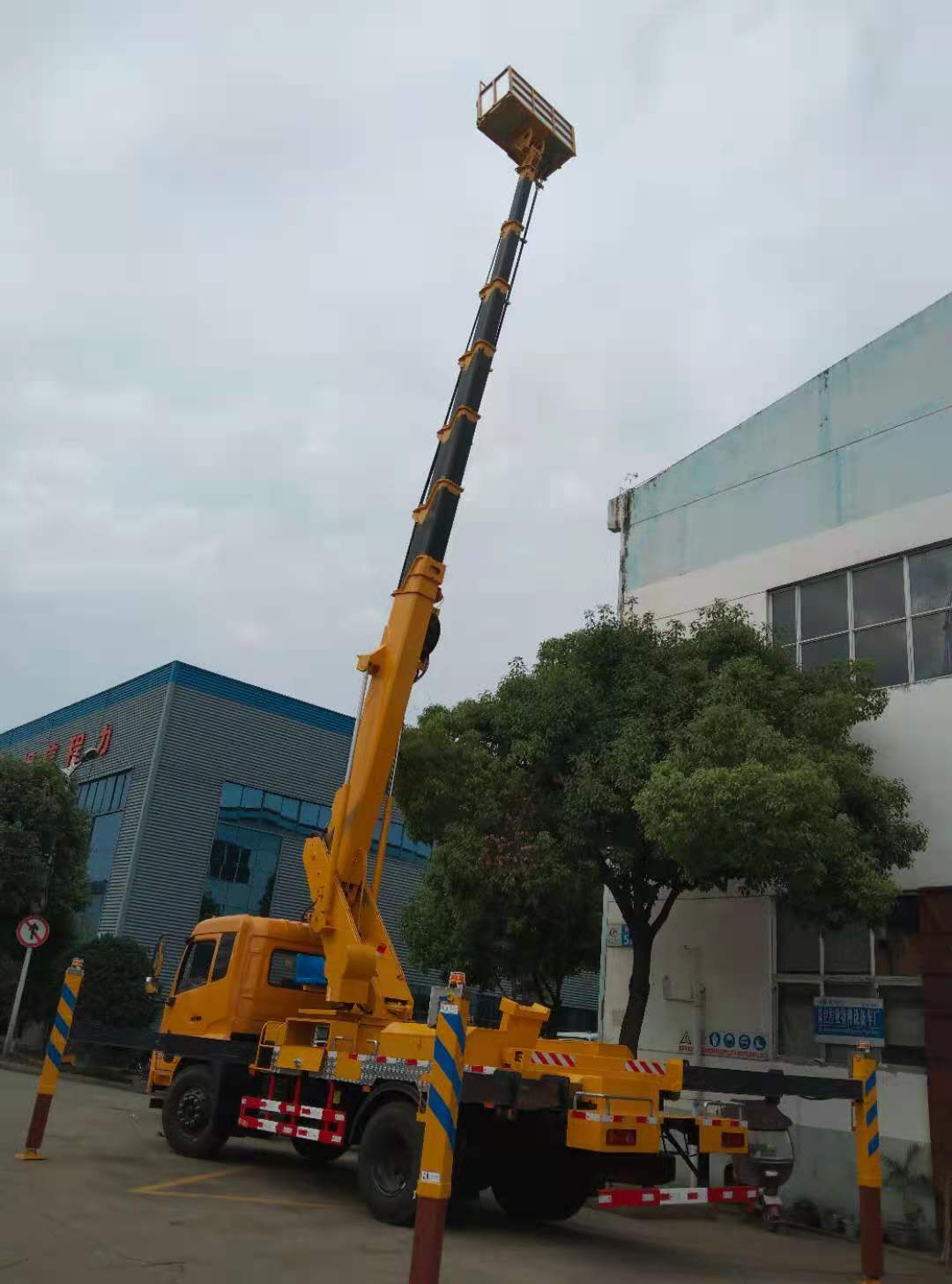 東風(fēng)天錦單排29米直臂高空作業(yè)車(chē)圖片3