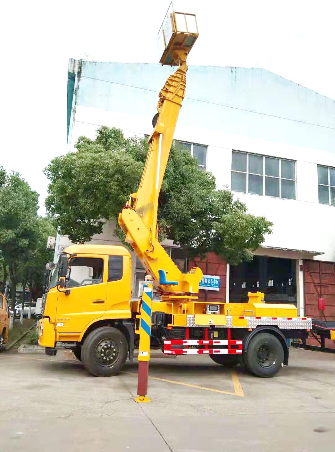 東風(fēng)天錦32米單排直臂高空作業(yè)車(chē)