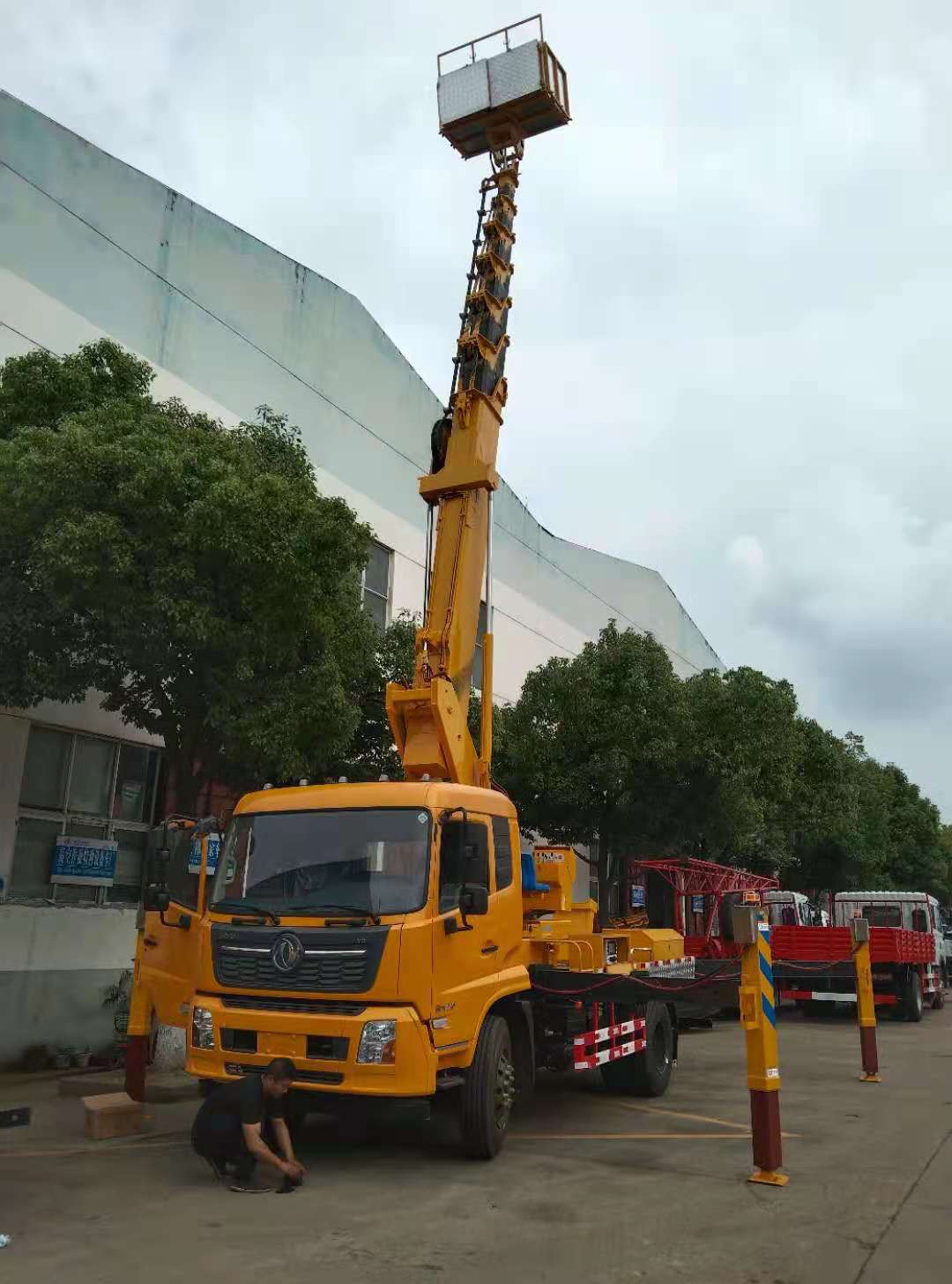 東風(fēng)天錦單排29米直臂高空作業(yè)車(chē)圖片2