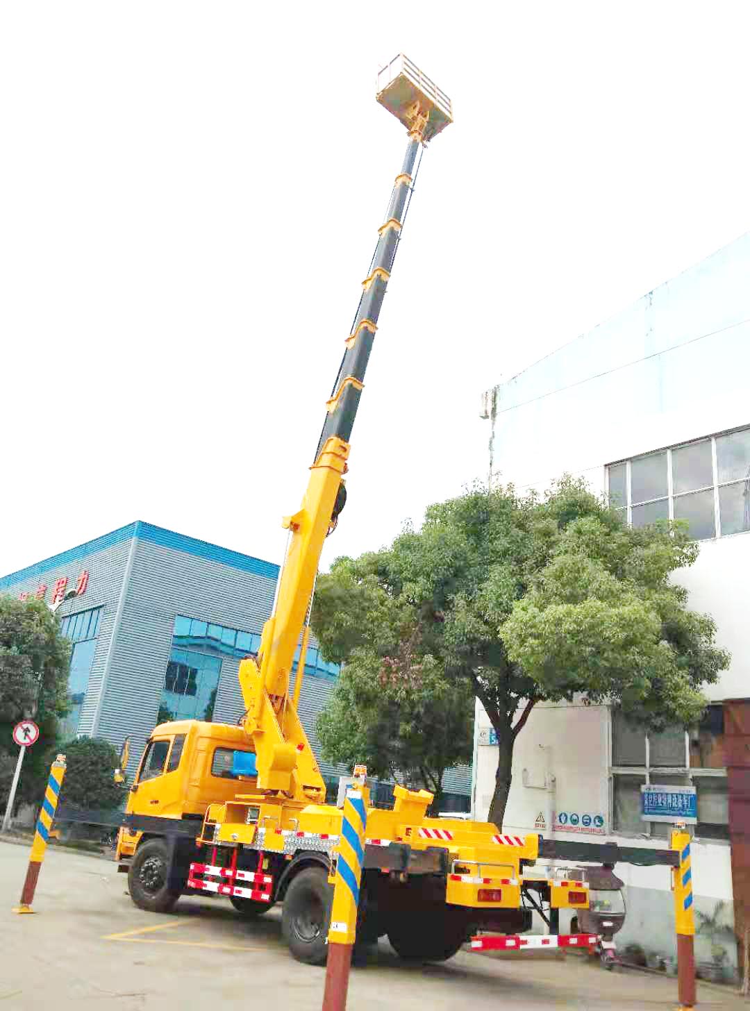 東風(fēng)天錦32米單排直臂高空作業(yè)車(chē)圖片3