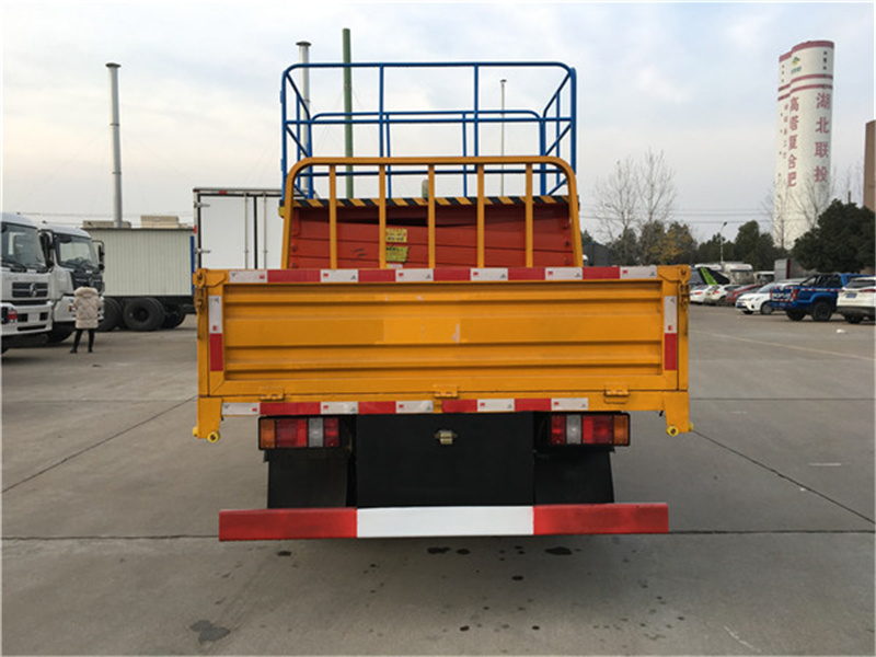 江鈴10米剪叉式升降平臺高空作業(yè)車(chē)圖片5