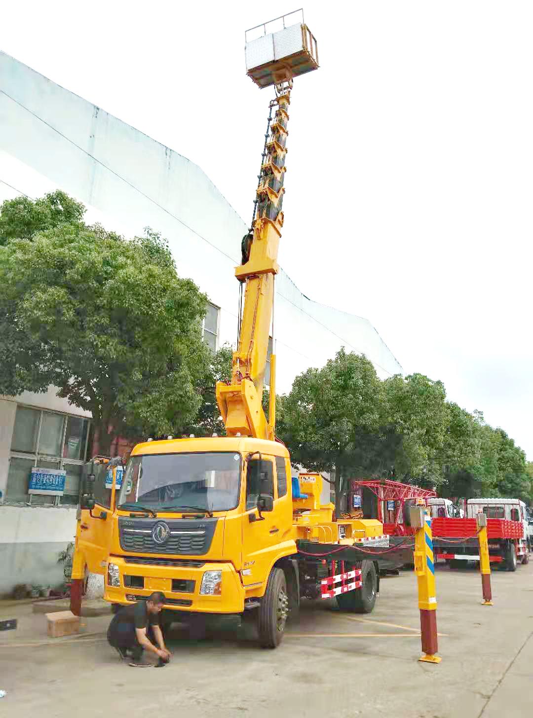 東風(fēng)天錦32米單排直臂高空作業(yè)車(chē)圖片2