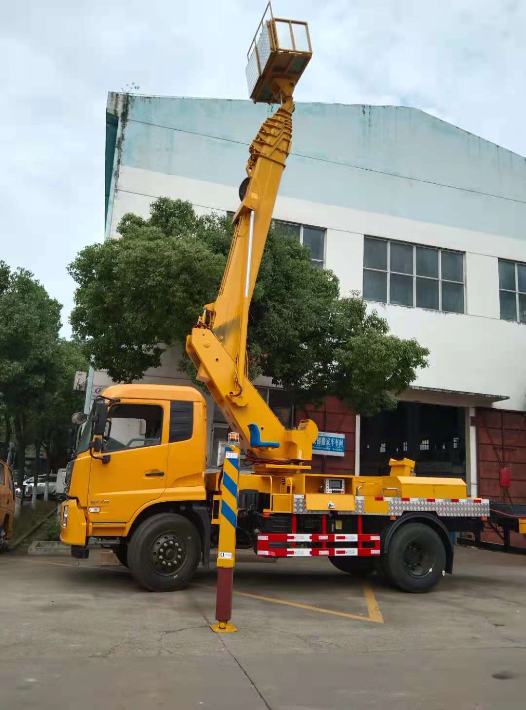 東風(fēng)天錦單排29米直臂高空作業(yè)車(chē)