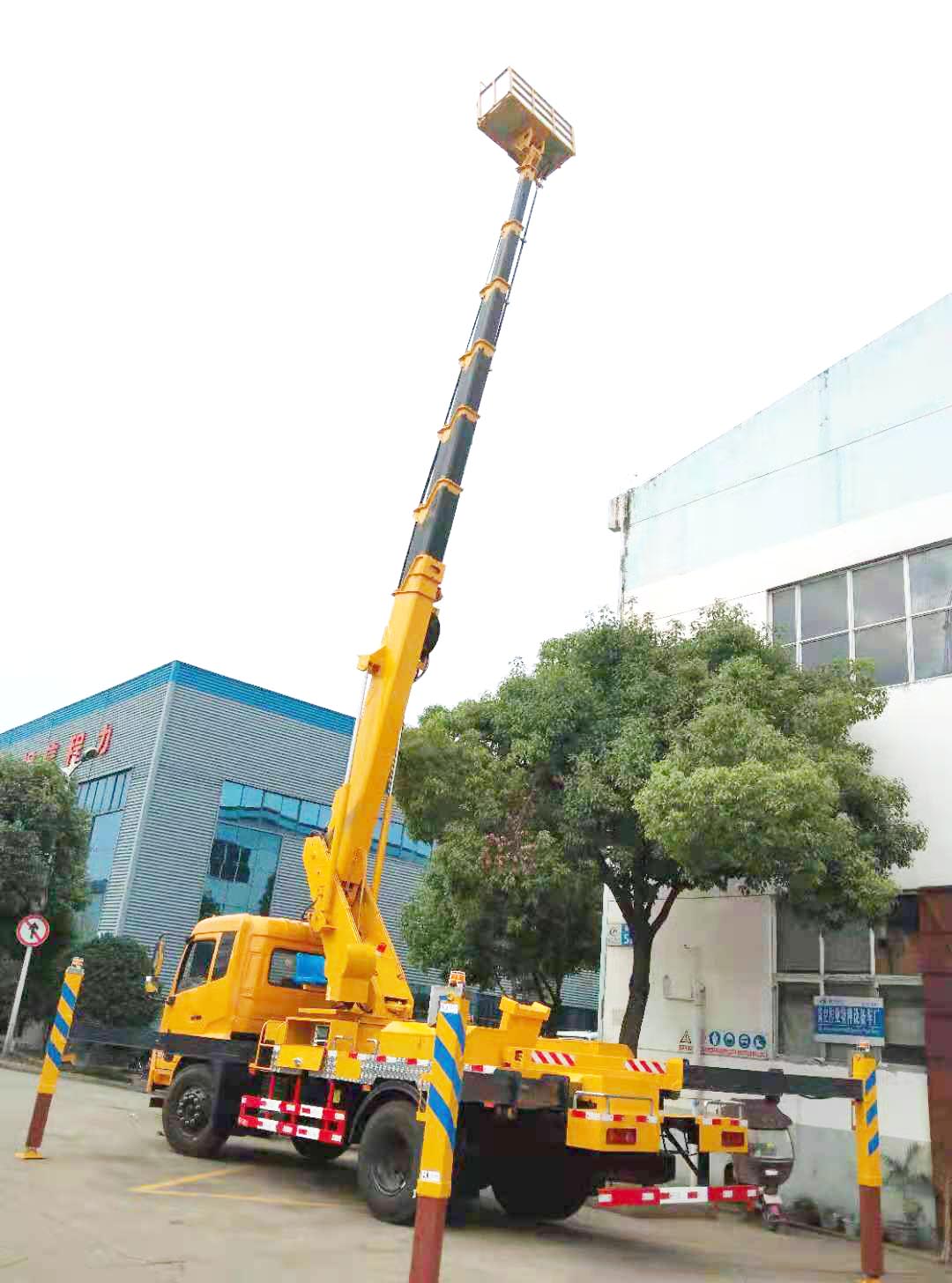 東風(fēng)天錦32米單排直臂高空作業(yè)車(chē)圖片5