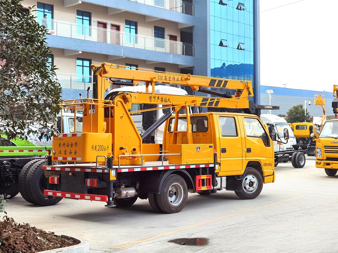 江鈴順達13米折臂雙排藍牌高空作業(yè)車(chē)圖片4