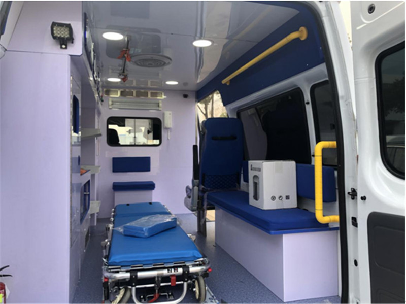 福特V348長(cháng)軸中頂監護型救護車(chē)