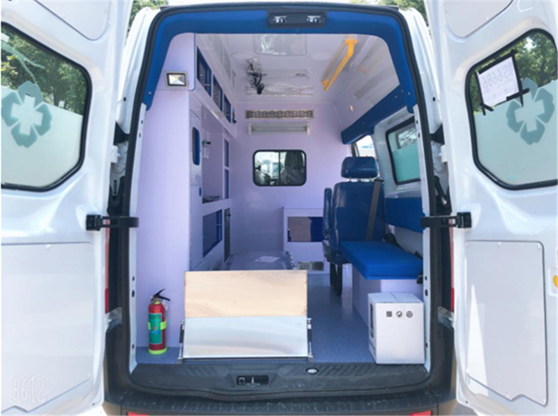 福特V362中軸中頂負壓型救護車(chē)