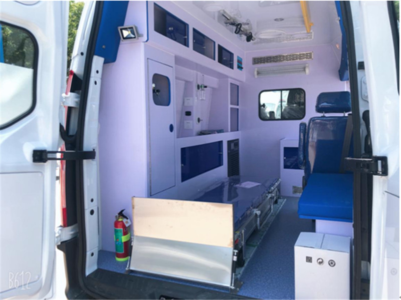 福特V362中軸中頂負壓型救護車(chē)