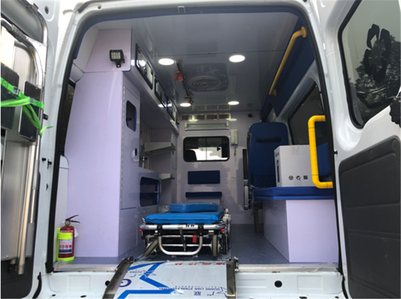 福特V348長(cháng)軸中頂監護型救護車(chē)