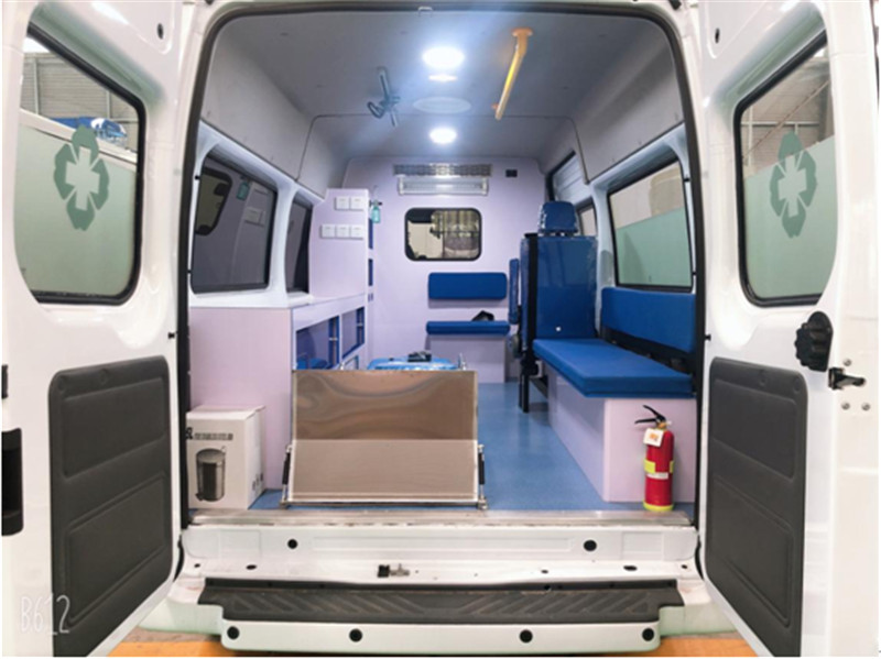 福特V348長(cháng)軸中頂運輸型救護車(chē)