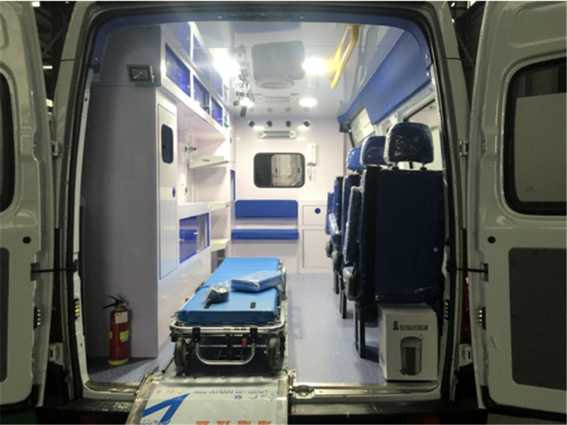 大通V80長(cháng)軸中頂監護型救護車(chē)圖片4