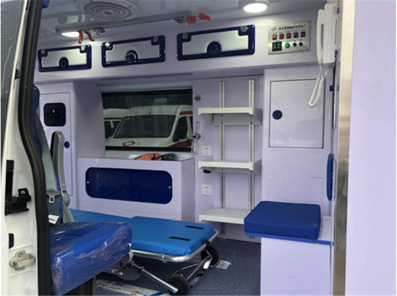 福特V348長(cháng)軸中頂監護型救護車(chē)