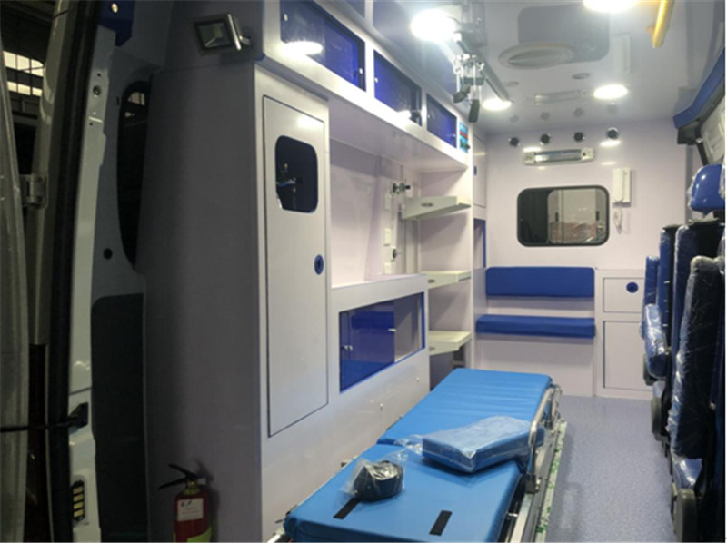 大通V80長(cháng)軸中頂監護型救護車(chē)圖片5