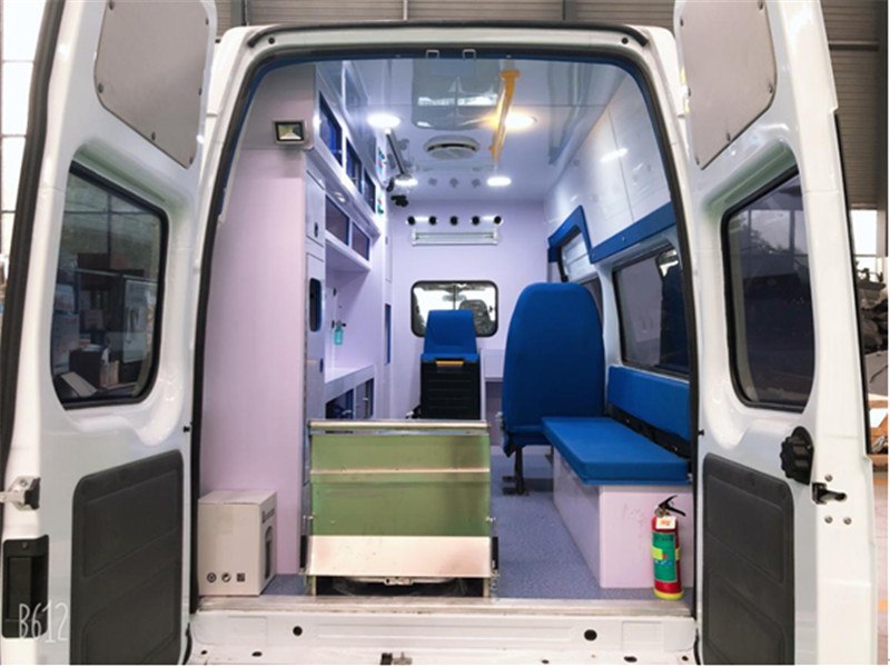 福特V348長(cháng)軸高頂監護型救護車(chē)