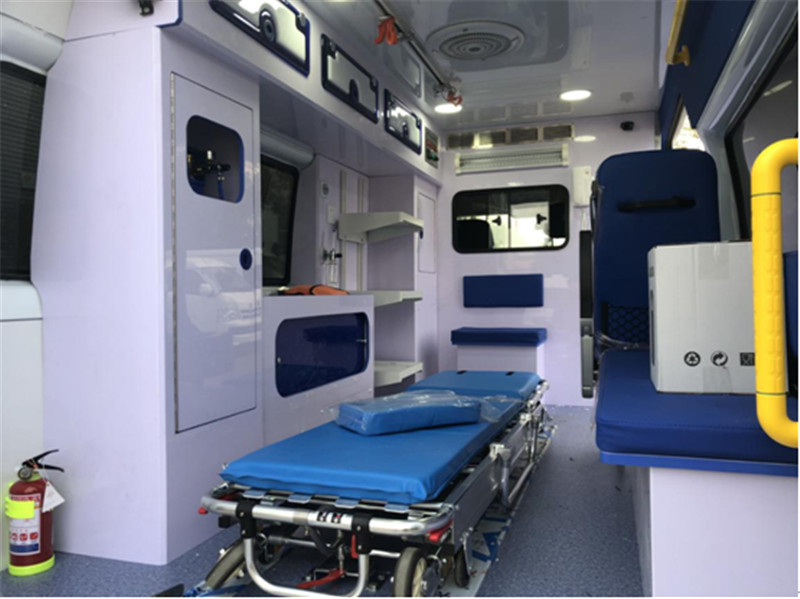 福特V348長(cháng)軸中頂監護型救護車(chē)