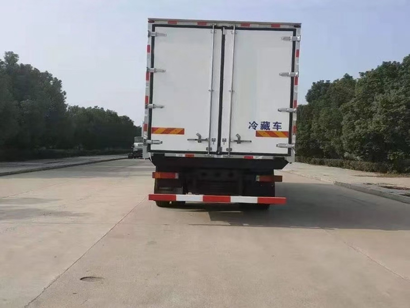 東風(fēng)天錦KR小三軸冷藏車(chē)圖片4