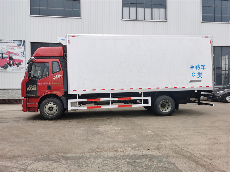 解放J6L高頂雙臥冷藏車(chē)圖片4