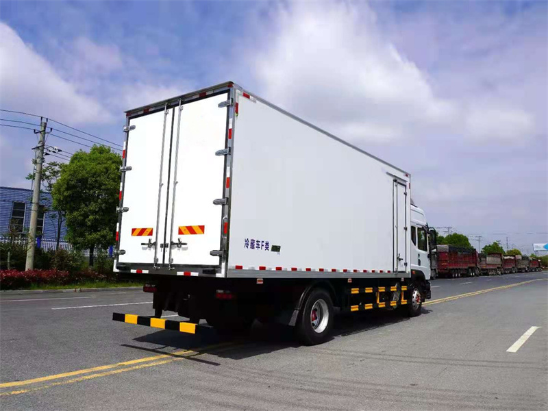 東風(fēng)多利卡6.8米冷藏車(chē)圖片4