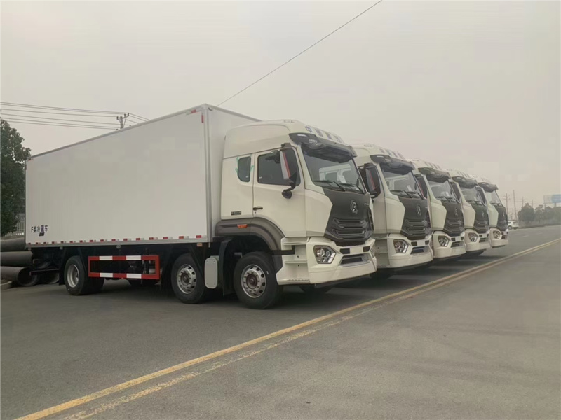 重汽豪翰小三軸高頂雙臥冷藏車(chē)圖片2