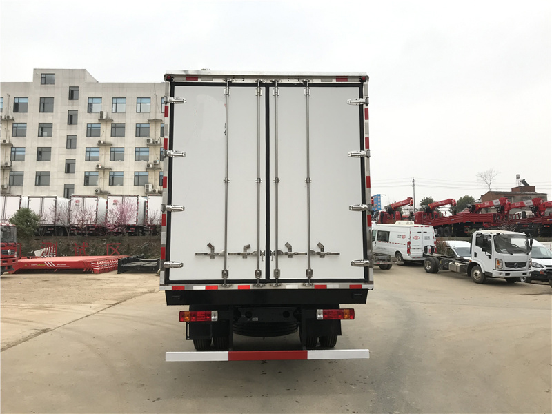 解放J6L7.5米冷藏車(chē)圖片5