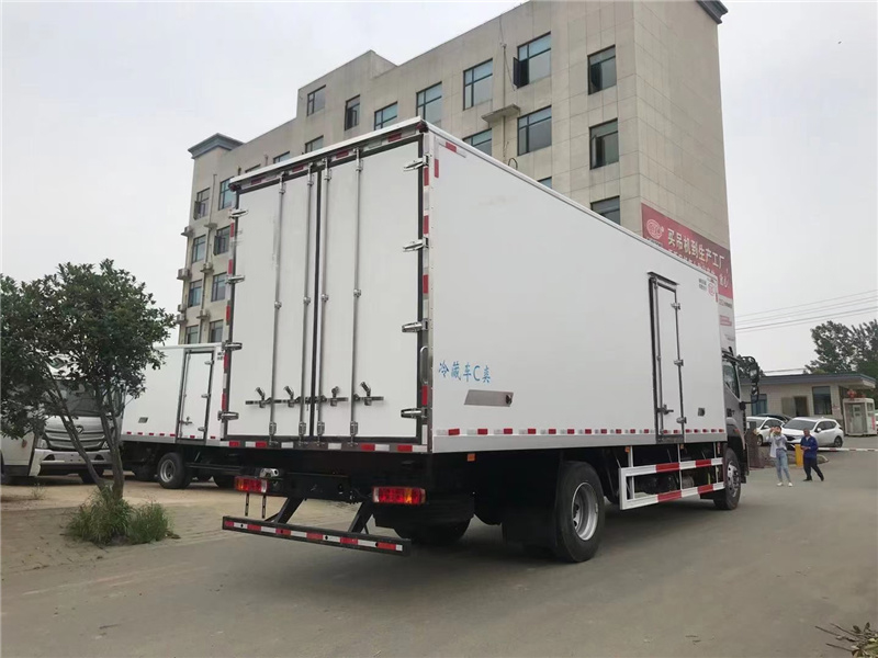 福田歐航高頂雙臥冷藏車(chē)圖片4