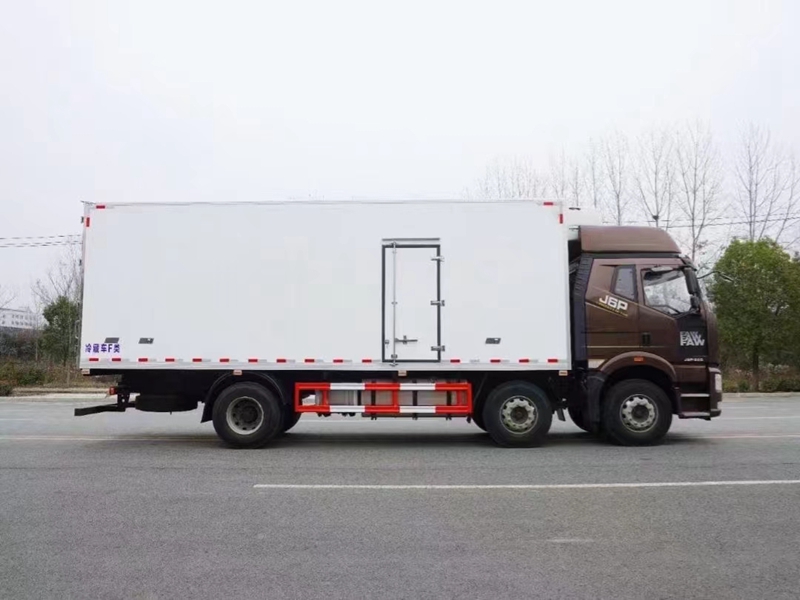 解放J6P小三軸冷藏車(chē)圖片3