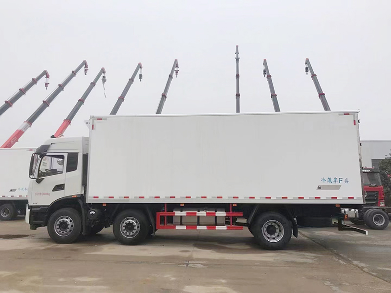 天錦KR小三軸高頂雙臥冷藏車(chē)圖片3