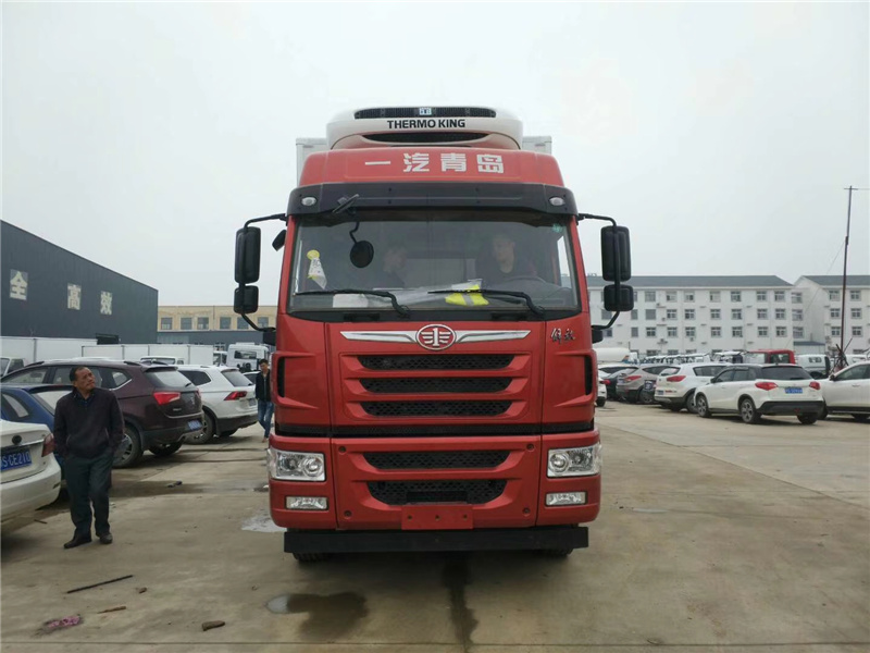 解放捍V小三軸冷藏車(chē)圖片3
