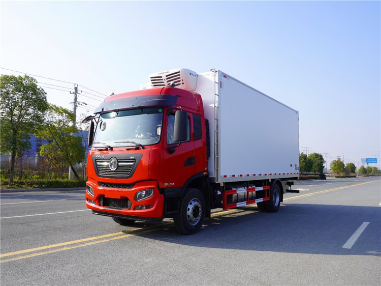 東風(fēng)天錦KR高頂雙臥6.8米冷藏車(chē)