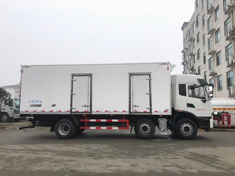 天錦KR小三軸高頂雙臥冷藏車(chē)圖片4