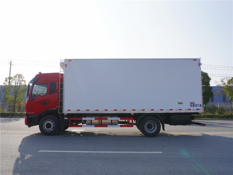 東風(fēng)天錦KR高頂雙臥6.8米冷藏車(chē)圖片4