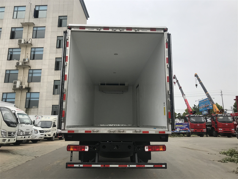 歐航高頂雙臥冷藏車(chē)圖片4