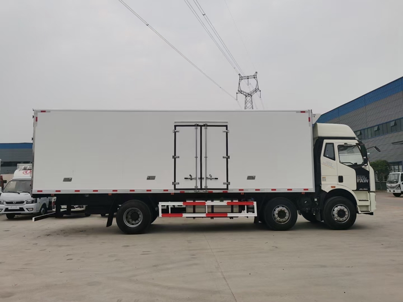 解放J6L小三軸冷藏車(chē)圖片3