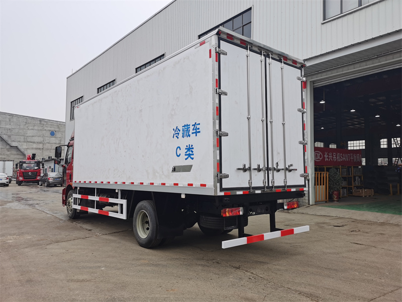 解放J6L高頂雙臥冷藏車(chē)圖片5