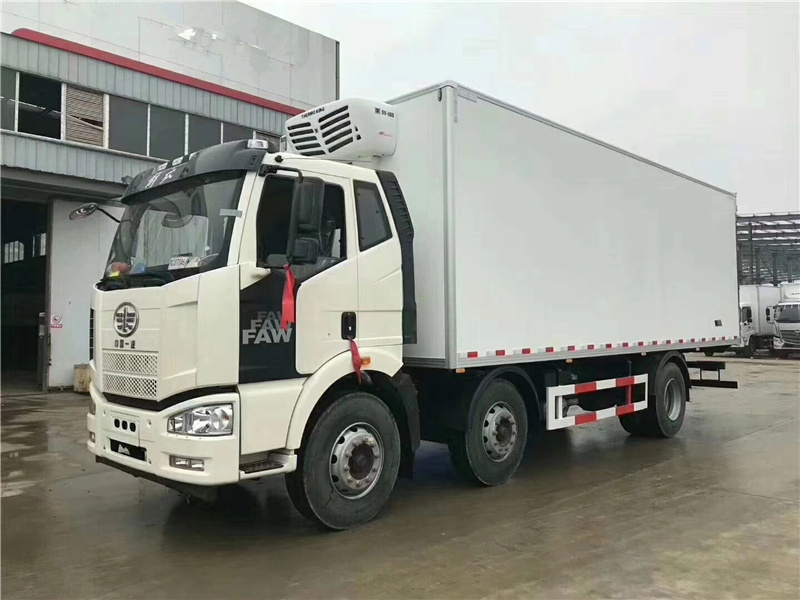 解放J6M小三軸肉鉤冷藏車(chē)圖片5