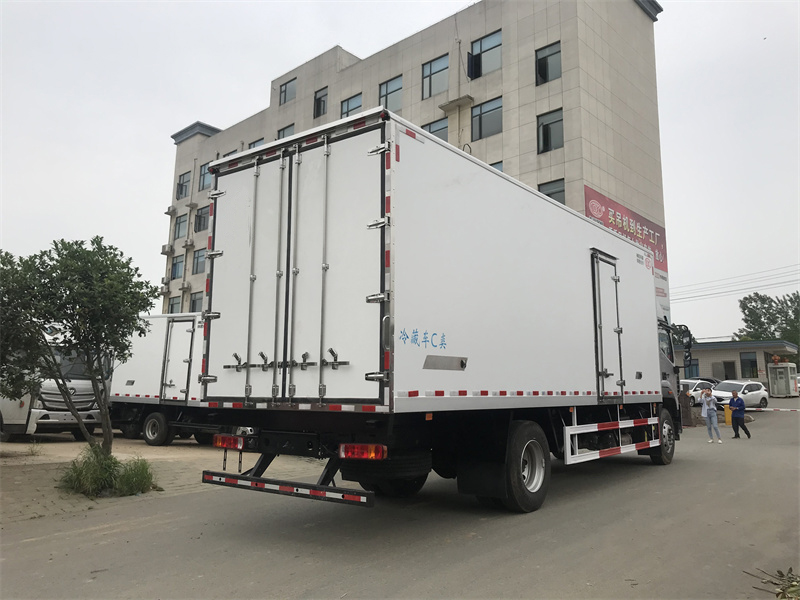 歐航高頂雙臥冷藏車(chē)圖片3