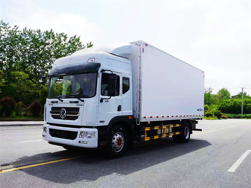 東風(fēng)多利卡6.8米冷藏車(chē)