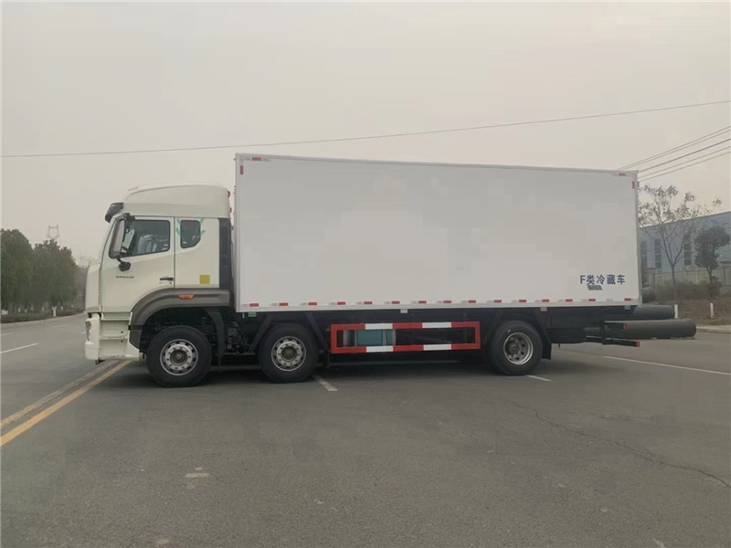重汽豪翰小三軸高頂雙臥冷藏車(chē)圖片3