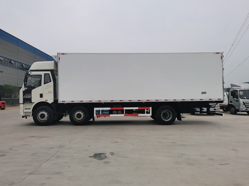 解放J6L小三軸冷藏車(chē)圖片2