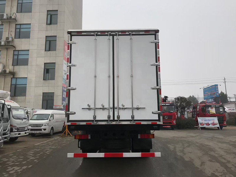 天錦KR小三軸高頂雙臥冷藏車(chē)圖片5