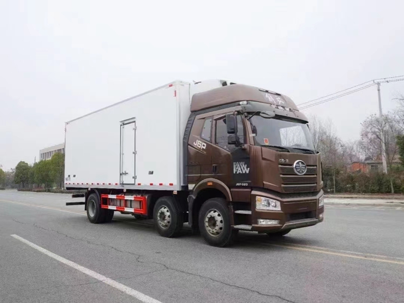 解放J6P小三軸冷藏車(chē)圖片2