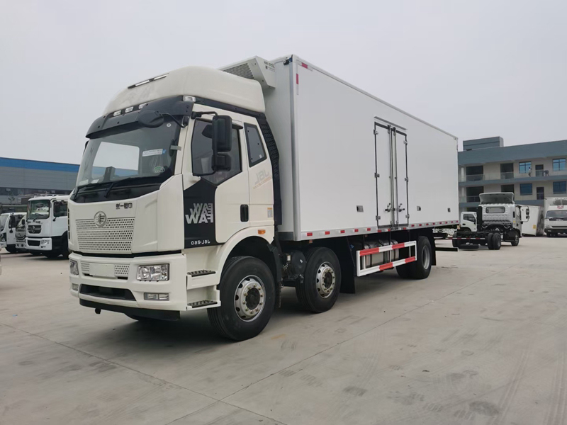 解放J6L小三軸冷藏車(chē)