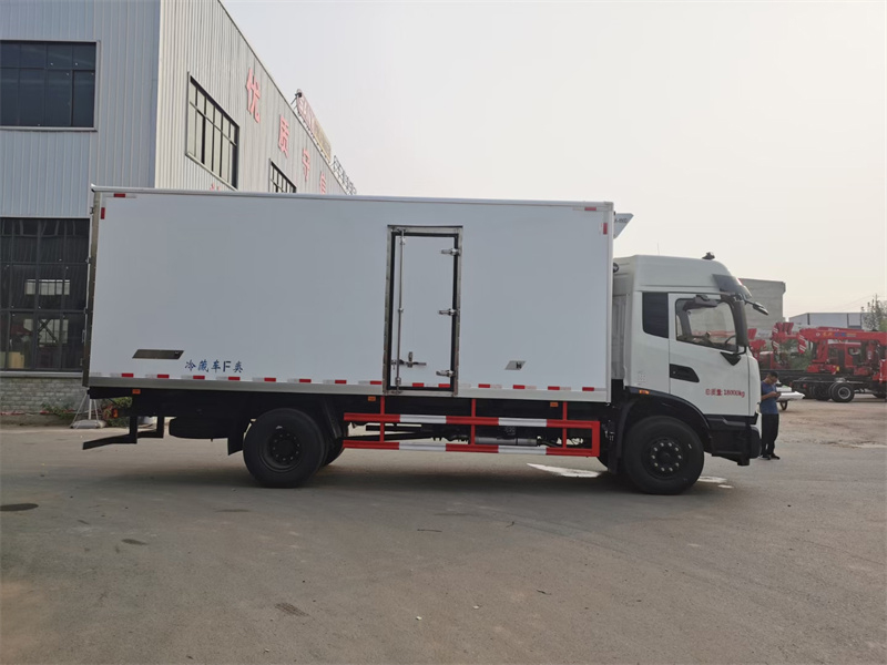 天錦KR高頂雙臥冷藏車(chē)圖片3